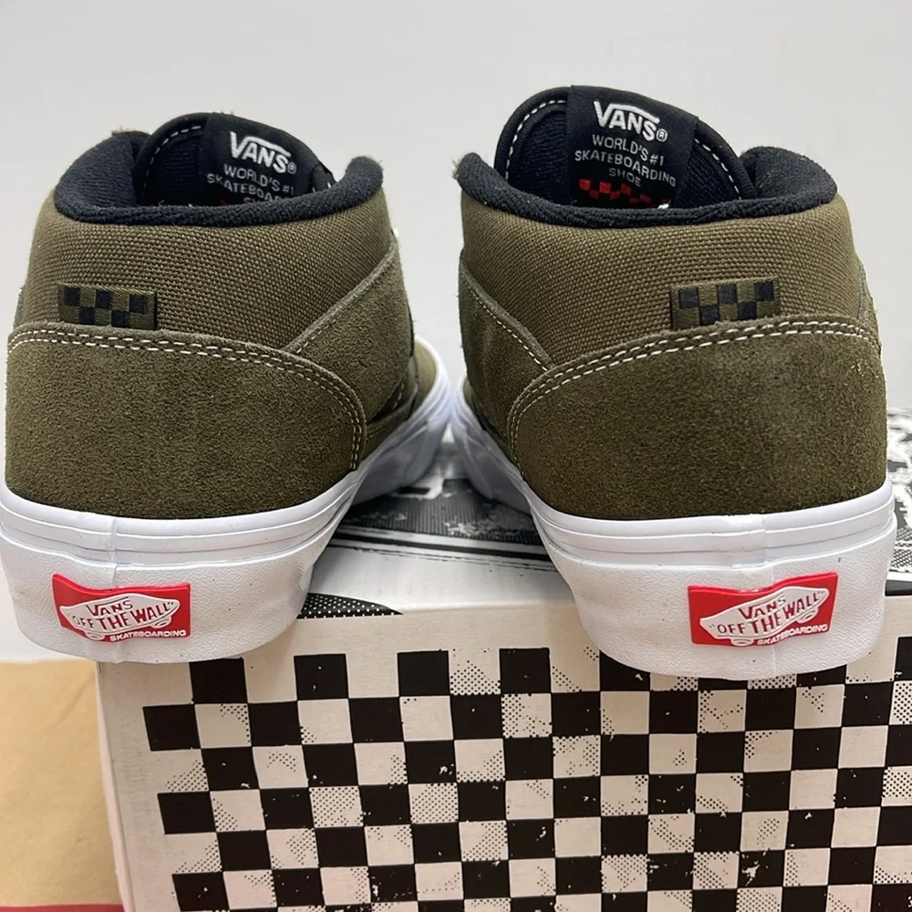 Vans WMNS Skate Half Cab Dark Olive
VN0A5FCDDOL
Sneakers - Picture 13 of 16